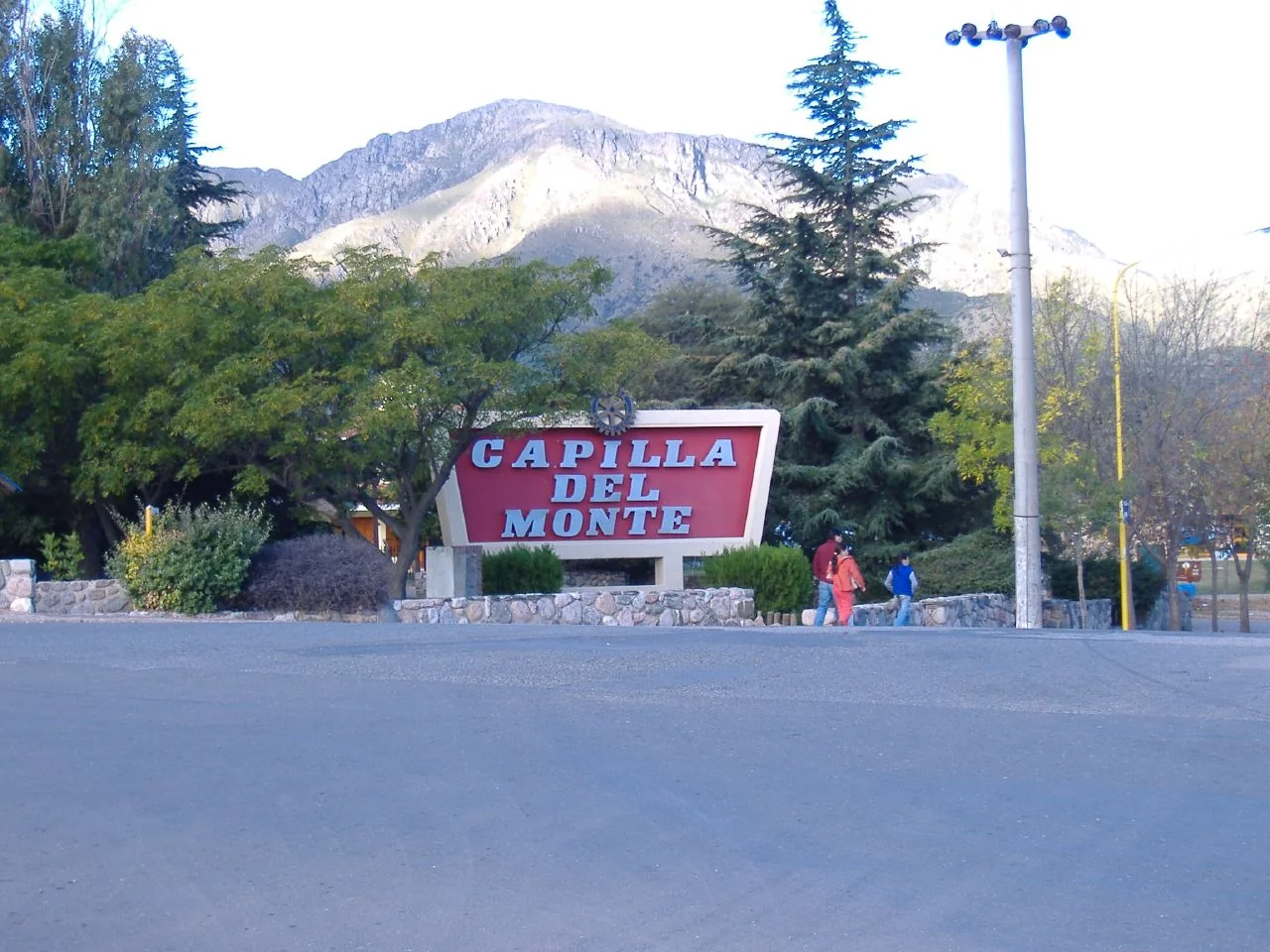 Entrada a Capilla del Monte con las sierras al fondo