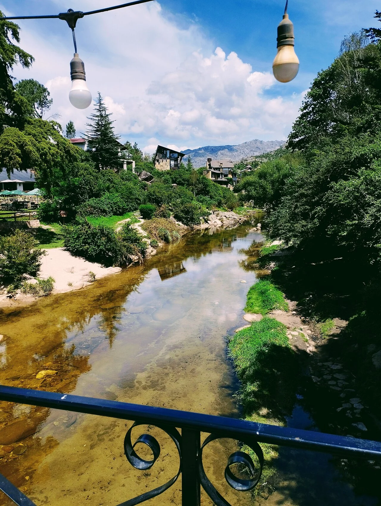 Río y casas serranas en La Cumbrecita