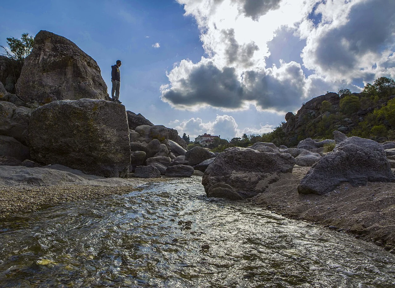 Río y rocas del Nido del Águila en Mina Clavero