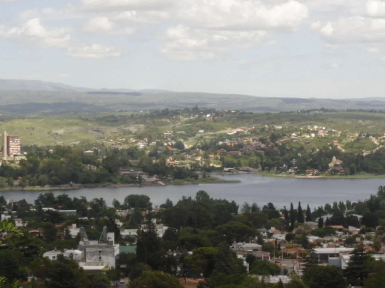 Villa Carlos Paz y el lago San Roque desde el Cerro de la Cruz